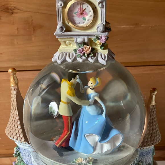 Disney Musical Snow Globe 9 inch Cinderella & Prince Dancing "So This is Love" - Picture 4 of 5